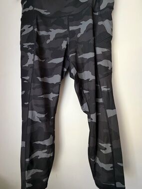 Athleta Black & Gray Camo Contender 7/8 Tights